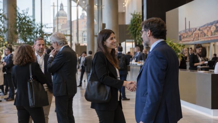 Professionisti durante un incontro di networking in un centro congressi, immagine editoriale per FARETE 2026 a Bologna