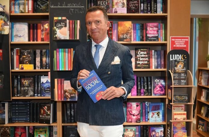 Stefano Bergonzini con il libro Potere Social